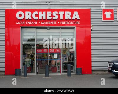 Frankreich. Montigny les Cormeilles. Val d'Oise. Kinderbekleidungsgeschäft „Orchestra“. BANLIEUE. BATIMENT. GEBÄUDE. MODERNE. MODERN. NEUF. NEU. HANDEL. HANDEL. UNTERNEHMEN. ENSEIGNE. Gewerbegebiet. Einkaufsviertel. MAGASIN. CHAINE DE MAGASINS. HANGAR. MODUS ENFANT. MATERNITÉ. PUERICULTURE. ORCHESTER. Stockfoto