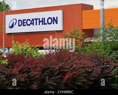 Frankreich. Montigny les Cormeilles. Val d'Oise. „Decathlon“ Sportgeschäft. BANLIEUE. BATIMENT. GEBÄUDE. ZAHLUNG. QUERFORMAT. QUARTIER. NACHBARSCHAFT. MODERNE. MODERN. NEUF. NEU. HANDEL. HANDEL. UNTERNEHMEN. ENSEIGNE. Gewerbegebiet. Einkaufsviertel. DECATHLON. MAGASIN. SPORT. CHAINE DE MAGASINS. HANGAR. Stockfoto