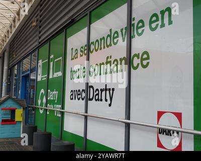 Frankreich. Montigny les Cormeilles. Val d'Oise. Darty Store. BANLIEUE. BATIMENT. GEBÄUDE. ZAHLUNG. QUERFORMAT. MODERNE. MODERN. NEUF. NEU. HANDEL. HANDEL. UNTERNEHMEN. ENSEIGNE. Gewerbegebiet. Einkaufsviertel. DECATHLON. MAGASIN. CHAINE DE MAGASINS. HANGAR. ELECTROMENAGER. DARTY. Stockfoto