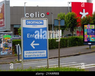 Frankreich. Montigny les Cormeilles. Val d'Oise. Schild für 'Generale d'Optique' Laden. BANLIEUE. BATIMENT. GEBÄUDE. MODERNE. MODERN. NEUF. NEU. HANDEL. HANDEL. UNTERNEHMEN. ENSEIGNE. Gewerbegebiet. Einkaufsviertel. CELIO. DECATHLON. MAGASIN. CHAINE DE MAGASINS. HANGAR. Stockfoto