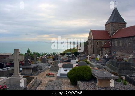 Frankreich. Der Friedhof von Varengeville-sur-Mer (seine-Maritime), auf dem der Künstler Georges Braque begraben wurde. FRANKREICH, ILLUSTRATION, FRIEDHOF, GRAB, GRAB, TRESOR, NECROPOLE, KREUZ, LEBENSENDE, TOD, TOT, VERMISST, VERSCHWINDEN, BEERDIGUNG, ERINNERUNG, OSSUARY, RELIGION, STERBEN, SAMMELN, SEELE, BEGRÄBNIS, NACHRUF Stockfoto