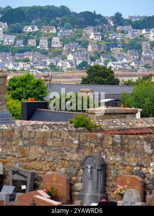 Frankreich. Bretagne. Der Friedhof der Kirche von Louannec in der Côtes d'Armor, entlang der GR34, dem berühmten Zollbeamten-Pfad. FRANKREICH, BRETAGNE, BRETONISCH, COTES D'ARMOR, COTES DU NORD, WESTFRANKREICH, REGION, ILLUSTRATION, FRIEDHOF, GRAB, GRAB, VALLET, NECROPOLE, KREUZ, ENDE DES LEBENS, TOD, TOT, VERMISST, VERSCHWINDEN, BEERDIGUNG, OSSUARY, RELIGION, ERINNERUNG, TOT, SEELE, BEGRÄBNIS, NEKROLOGIE, KÖNIGREICH, KATHOLIKEN, KATHOLIZISMUS, KIRCHE, KULT, CHRISTENTUM, CHRISTENTUM, GRÄBER, BESTATTUNGEN Stockfoto