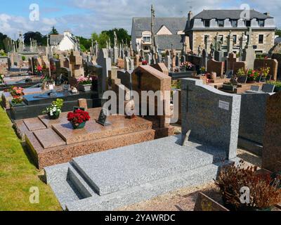 Frankreich. Bretagne. Der Friedhof der Kirche von Louannec in der Côtes d'Armor, entlang der GR34, dem berühmten Zollbeamten-Pfad. FRANKREICH, BRETAGNE, BRETONISCH, COTES D'ARMOR, COTES DU NORD, WESTFRANKREICH, REGION, ILLUSTRATION, FRIEDHOF, GRAB, GRAB, VALLET, NECROPOLE, KREUZ, ENDE DES LEBENS, TOD, TOT, VERMISST, VERSCHWINDEN, BEERDIGUNG, OSSUARY, RELIGION, ERINNERUNG, TOT, SEELE, BEGRÄBNIS, NEKROLOGIE, KÖNIGREICH, KATHOLIKEN, KATHOLIZISMUS, KIRCHE, KULT, CHRISTENTUM, CHRISTENTUM, GRÄBER, BESTATTUNGEN Stockfoto