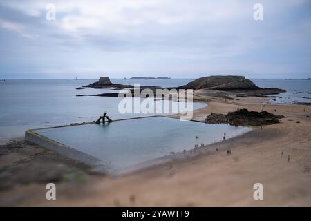 Das Meerwasserbecken in Plage du Bon-Secours mit Grand-BE und Fort du Petit-BE im Hintergrund in der Altstadt von Saint-Malo im Departement Ille Stockfoto