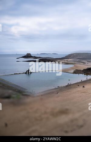 Das Meerwasserbecken in Plage du Bon-Secours mit Grand-BE und Fort du Petit-BE im Hintergrund in der Altstadt von Saint-Malo im Departement Ille Stockfoto