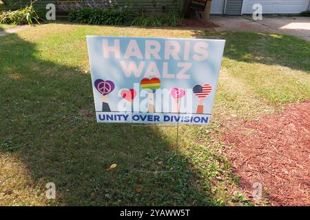 Political Yard Signs, Private Wahlplakate, und Wahlwerbung zur anstehenden Präsidentschaftswahl in den Vereinigten Staaten zwischen der demokratischen Kandidatin Kamala Harris und dem republikanischen Kandidaten Donald Trump, in Wisconsin, USA *** Political Yard Signs, private Wahlplakate und Wahlwerbung für die bevorstehenden Präsidentschaftswahlen in den Vereinigten Staaten zwischen der Demokratischen Kandidatin Kamala Harris und dem republikanischen Kandidaten Donald Trump, in Wisconsin, USA Stockfoto