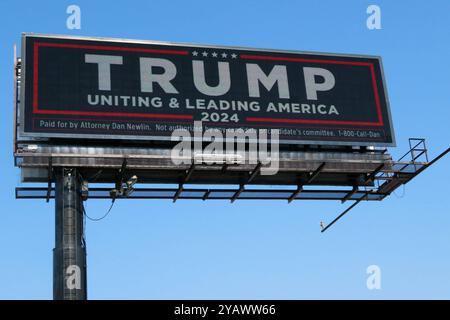 Political Yard Signs, Private Wahlplakate, und Wahlwerbung zur anstehenden Präsidentschaftswahl in den Vereinigten Staaten zwischen der demokratischen Kandidatin Kamala Harris und dem republikanischen Kandidaten Donald Trump, in Wisconsin, USA *** Political Yard Signs, private Wahlplakate und Wahlwerbung für die bevorstehenden Präsidentschaftswahlen in den Vereinigten Staaten zwischen der Demokratischen Kandidatin Kamala Harris und dem republikanischen Kandidaten Donald Trump, in Wisconsin, USA Stockfoto