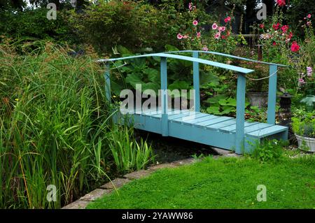 Holzbrücke über Gartenteich Stockfoto