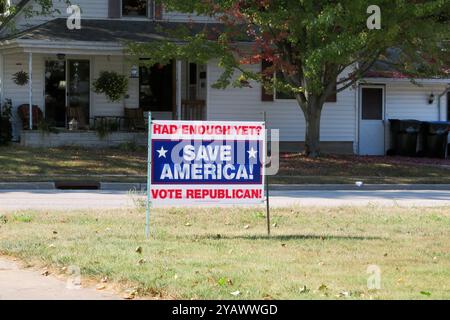 Political Yard Signs, Private Wahlplakate, und Wahlwerbung zur anstehenden Präsidentschaftswahl in den Vereinigten Staaten zwischen der demokratischen Kandidatin Kamala Harris und dem republikanischen Kandidaten Donald Trump, in Wisconsin, USA *** Political Yard Signs, private Wahlplakate und Wahlwerbung für die bevorstehenden Präsidentschaftswahlen in den Vereinigten Staaten zwischen der Demokratischen Kandidatin Kamala Harris und dem republikanischen Kandidaten Donald Trump, in Wisconsin, USA Stockfoto