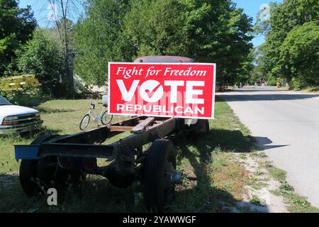 Political Yard Signs, Private Wahlplakate, und Wahlwerbung zur anstehenden Präsidentschaftswahl in den Vereinigten Staaten zwischen der demokratischen Kandidatin Kamala Harris und dem republikanischen Kandidaten Donald Trump, in Wisconsin, USA *** Political Yard Signs, private Wahlplakate und Wahlwerbung für die bevorstehenden Präsidentschaftswahlen in den Vereinigten Staaten zwischen der Demokratischen Kandidatin Kamala Harris und dem republikanischen Kandidaten Donald Trump, in Wisconsin, USA Stockfoto