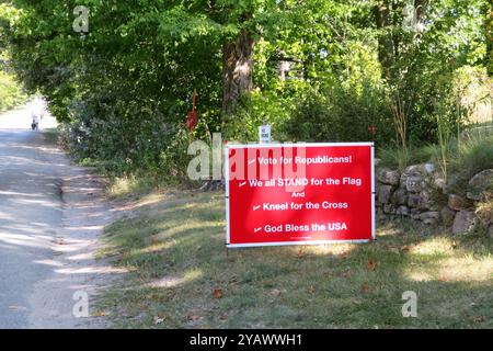 Political Yard Signs, Private Wahlplakate, und Wahlwerbung zur anstehenden Präsidentschaftswahl in den Vereinigten Staaten zwischen der demokratischen Kandidatin Kamala Harris und dem republikanischen Kandidaten Donald Trump, in Wisconsin, USA *** Political Yard Signs, private Wahlplakate und Wahlwerbung für die bevorstehenden Präsidentschaftswahlen in den Vereinigten Staaten zwischen der Demokratischen Kandidatin Kamala Harris und dem republikanischen Kandidaten Donald Trump, in Wisconsin, USA Stockfoto