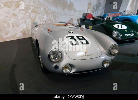 Dreiviertel-Vorderansicht eines Porsche 550, der zwischen 1953 und 55 beim 24-Stunden-Rennen von Le Mans teilnahm und in seiner Kategorie einen Hattrick von Siegen erzielte. Stockfoto