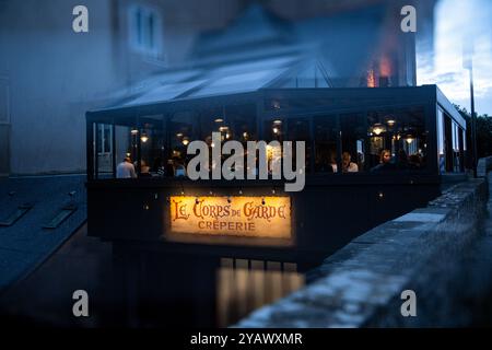 Restaurant Creperie Le Corps de Garde bei Einbruch der Dunkelheit in der Altstadt von Saint-Malo im Departement Ille-et-Vilaine in der Bretagne in Frankreich Stockfoto