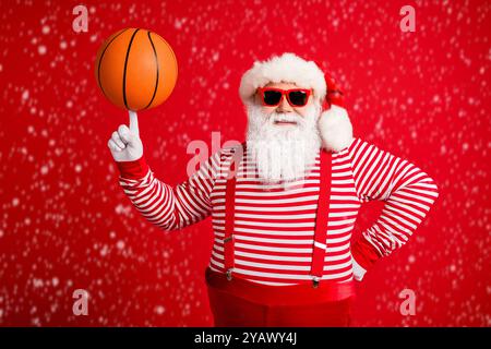 Portrait von seinem er schön attraktiv Inhalt fröhlich fett Übergewichtige Santa Großvater Spinning Ball auf Zeigefinger Mannschaftsspiel isoliert Vorbei Stockfoto