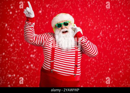 Portrait seiner stattlichen bärtigen Fett übergewichtig fröhlich fröhlich Santa hören Single Hit Sound mit Spaß Rest chill Unterhaltung Freizeit abgelegen Stockfoto
