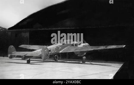 Die Messerschmitt Bf 110, auch Me 110 genannt, war ein zweimotoriger schwerer Jagdbomber und Nachtjäger, der in den 1930er Jahren in Deutschland entwickelt wurde und während des Zweiten Weltkriegs von der Luftwaffe eingesetzt wurde Hermann Göring war ein Befürworter der Bf 110, da seine schwere Bewaffnung, Geschwindigkeit und Reichweite die Bf 110 zum wichtigsten Offensivjäger der Luftwaffe machen würde Stockfoto