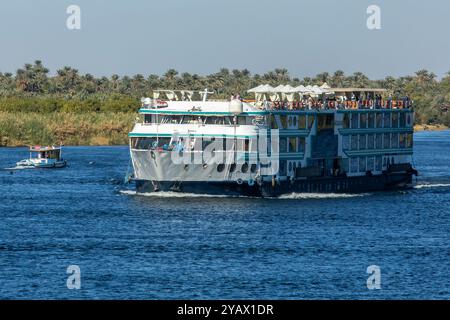 Edfu, Ägypten; 17. Januar 2024: Genießen Sie eine luxuriöse Bootstour auf dem Nil und erleben Sie die Opulenz des alten Ägypten. Entspannen Sie sich auf sonnendurchfluteten Decks Stockfoto