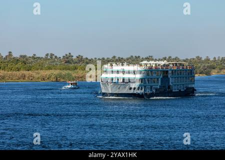 Edfu, Ägypten; 17. Januar 2024: Entfliehen Sie der Hektik und finden Sie Ruhe auf einer Bootstour auf dem Nil. Entspannen Sie sich auf dem Sonnendeck, erkunden Sie antike Tempel. Stockfoto