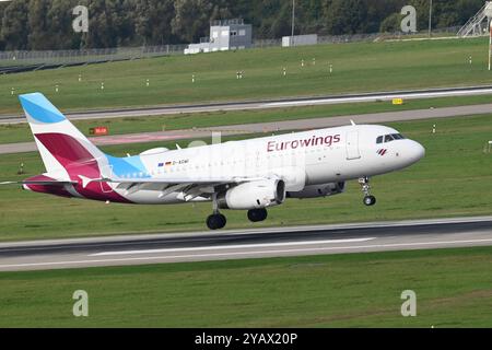 Düsseldorf, Deutschland. Oktober 2024. Ein Eurowings-Flugzeug landet am Flughafen Düsseldorf, 15. Oktober 2024. Quelle: dpa/Alamy Live News Stockfoto