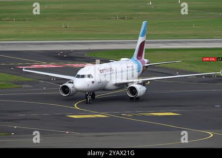 Düsseldorf, Deutschland. Oktober 2024. Ein Eurowings Airbus fährt nach der Landung am Flughafen Düsseldorf am 15. Oktober 2024 zum Terminal. Quelle: dpa/Alamy Live News Stockfoto