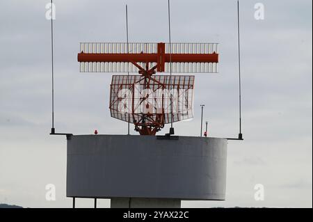 Düsseldorf, Deutschland. Oktober 2024. Radarantenne, Flugradar, Flughafen Düsseldorf, 15. Oktober 2024. Quelle: dpa/Alamy Live News Stockfoto