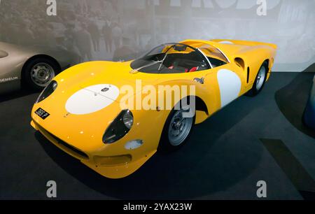 Dreiviertel-Vorderansicht eines Gelben Ferrari 365 P in seiner 24-Stunden-Konfiguration von 1966 Le Mans. Stockfoto