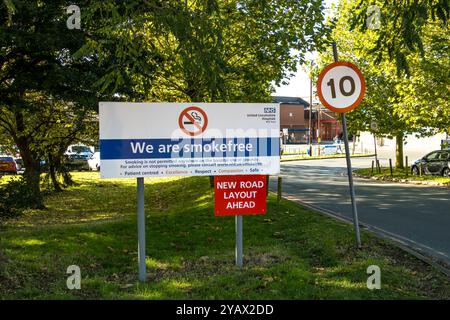 Rauchverbotsschild am Eingang H zum Lincoln Krankenhaus, Greetwell Road, Lincoln City, Lincolnshire, England, UK Stockfoto