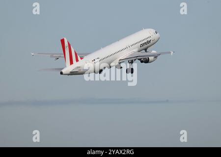 Düsseldorf, Deutschland. Oktober 2024. Ein Flugzeug von CONDOR startete am Flughafen Düsseldorf, 15. Oktober 2024. Quelle: dpa/Alamy Live News Stockfoto