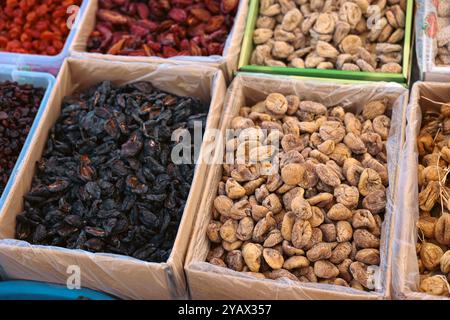 Auf einem geschäftigen Markt in der Türkei werden bunte Tabletts mit einer Vielzahl von getrockneten Früchten und Nüssen ausgestellt. Anbieter präsentieren ihre frischen und natürlichen Produkte Stockfoto