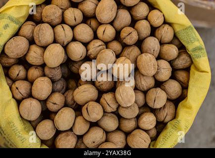 Ein Sacksack mit einer Auswahl traditioneller türkischer Nüsse wird auf einem geschäftigen Markt ausgestellt, der das reiche landwirtschaftliche Erbe von Tu zeigt Stockfoto