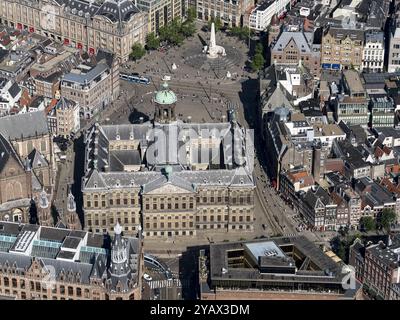 Der Dam Square ist ein Platz im Zentrum von Amsterdam. Es ist das historische Herz der Stadt und Veranstaltungsort vieler Veranstaltungen. Am und am Dam-Platz befinden sich der Königspalast, die neue Kirche und das Nationaldenkmal, wo das jährliche Gedenken an die Toten stattfindet. Unten sind Magna Plaza und die W Lounge. niederlande aus - belgien aus Stockfoto