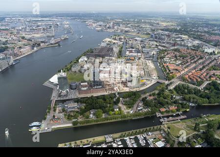 Überblick über die Stadtentwicklung am nördlichen Kai des IJ in Amsterdam mit dem neuen Wohnturm Overhoeks, der Universität der Künste Amsterdam, dem Adam-Turm und dem neuen Wohnturm. Im Vordergrund die Willemsluis Schleuse am Sixhavenweg und am Horizont das westliche Hafengebiet. niederlande aus - belgien aus Stockfoto