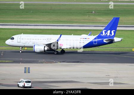 Düsseldorf, Deutschland. Oktober 2024. Ein Airbus 320 der SAS Scandinavian Airlines fährt am 15. Oktober 2024 zum Start am Flughafen Düsseldorf. Quelle: dpa/Alamy Live News Stockfoto