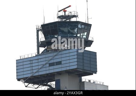 Düsseldorf, Deutschland. Oktober 2024. Der Kontrollturm des Düsseldorfer Flughafens, Düsseldorf Airport, 15. Oktober 2024. Quelle: dpa/Alamy Live News Stockfoto