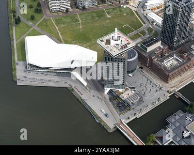 Auf dem Dach des ADAM Tower Europas höchster Schaukel. Auf dem Aussichtsturm in Amsterdam steht das Logo „Hallo, I'Damm“ in großen Buchstaben. Daneben befindet sich das weiße Gebäude des Eye Filmmuseum. niederlande aus - belgien aus Stockfoto