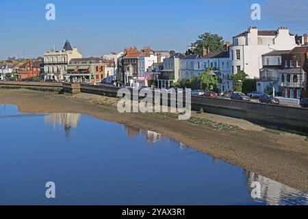 The Terrace, die A3003-Straße an der Themse in Barnes im Westen Londons. Berühmt als Ziellinie für das jährliche University Boat Race. Stockfoto