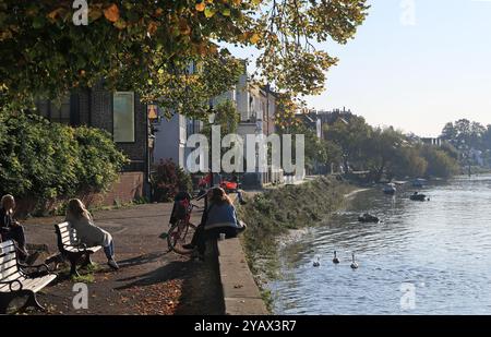 Wanderer und Radfahrer entspannen sich am Nordufer der Themse in Strand-on-the-Green in der Nähe von Chiswick im Westen Londons Stockfoto