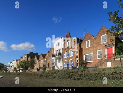 Historische Häuser am Nordufer der Themse bei Strand-on-the-Green in der Nähe von Chiswick im Westen Londons, Großbritannien Stockfoto