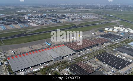 Überblick über den internationalen Flughafen Amsterdam während der Corona-Krise mit vielen geparkten KLM-Fluggesellschaften. Frachtflüge werden jedoch immer noch weitgehend durchgeführt. niederlande aus - belgien aus Stockfoto