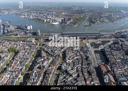 Der Kanalgürtel ist der Teil der Amsterdamer Innenstadt, der entlang der vier Hauptkanäle liegt: Singel, Herengracht, Keizersgracht und Prinsengracht. Der Kanalgürtel steht auf der UNESCO-Liste des Weltkulturerbes. Zentral auf dem Foto ist der NS-Bahnhof mit dem IJ River und Amsterdam Nord dahinter. niederlande aus - belgien aus Stockfoto