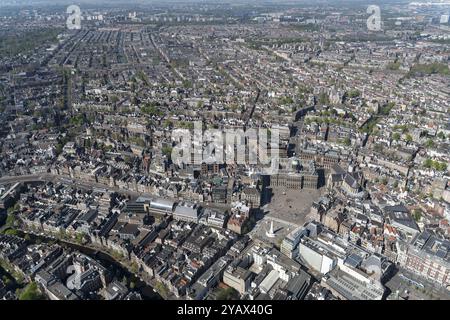 Amsterdam mit dem Denkmal und Palast auf dem Damm während der Corona-Krise. So wenige Leute auf dem Damplatz. Der Kanalgürtel ist der Teil der Amsterdamer Innenstadt, der entlang der vier Hauptkanäle Singel, Herengracht, Keizersgracht und Prinsengracht liegt. Der Kanalgürtel steht auf der UNESCO-Liste des Weltkulturerbes. niederlande aus - belgien aus Stockfoto