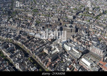 Amsterdam mit dem Denkmal und Palast auf dem Damm während der Corona-Krise. So wenige Leute auf dem Damplatz. Der Kanalgürtel ist der Teil der Amsterdamer Innenstadt, der entlang der vier Hauptkanäle Singel, Herengracht, Keizersgracht und Prinsengracht liegt. Der Kanalgürtel steht auf der UNESCO-Liste des Weltkulturerbes. niederlande aus - belgien aus Stockfoto