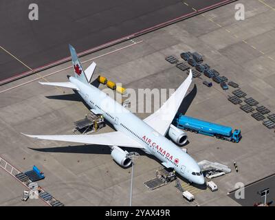 Luftaufnahme des Flugzeugs Boeing 787 Dreamliner Air Canada am Schiphol Amsterdam International Airport. Ein blauer Tankwagen von KLM betankt Kerosin. niederlande aus - belgien aus Stockfoto