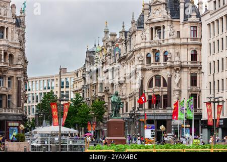 Antwerpen, Belgien - 12. Juli 2010 : Straßenszene. Teniersplaats und Statue von David Teniers in der Leysstraat (Straße) im Zentrum von Antwerpen. Stockfoto