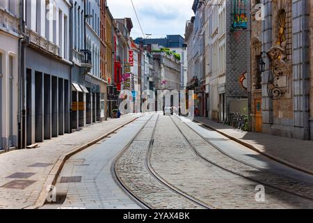 Antwerpen, Belgien - 12. Juli 2010 : Straßenszene, Sint-Katelijnevest. Alte Kopfsteinpflasterstraße, noch mit Straßenbahnlinien durch die Innenstadt Antwerpens. Stockfoto