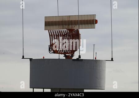 Düsseldorf, Deutschland. Oktober 2024. Radarantenne, Flugradar, Flughafen Düsseldorf, 15. Oktober 2024. Quelle: dpa/Alamy Live News Stockfoto