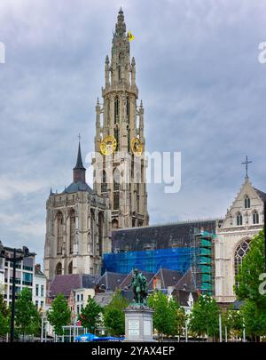 Antwerpen, Belgien - 12. Juli 2010 : die beiden westlichen Türme der Kathedrale unserer Lieben Frau, katholische Kirche, am Ende des Groenplaats (Platz) Stockfoto