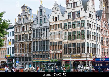 Antwerpen, Belgien - 12. Juli 2010 : Gebäude am Grote Markt, Marktplatz. Alte Gebäude, in denen moderne Unternehmen in einem großen öffentlichen Bereich untergebracht sind. Stockfoto