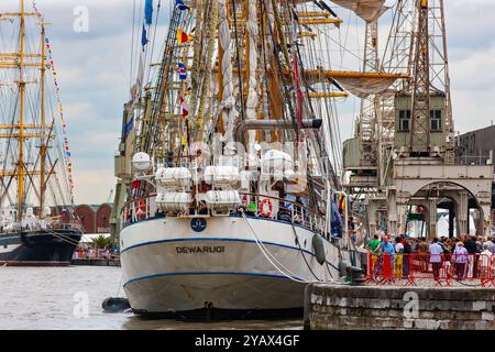 Antwerpen, Belgien - 12. Juli 2010 : das große Schiff KRI Dewaruci legte im Hafen von Antwerpen an der Schelde an. Indonesische Marine Segelschulungsschiff auf der Ausstellung. Stockfoto