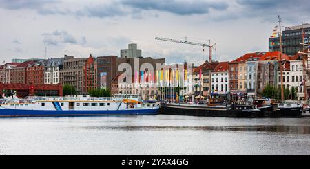 Antwerpen, Belgien - 12. Juli 2010 : Schiffe legen in Bonapartedok an, landeinwärts bis zum Dock am Fluss Schelde. Verschiedene Schiffe legten während einer städtischen Bootsmesse an. Stockfoto